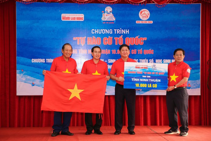 bao nguoi lao dong trao 10000 la co to quoc 50 suat hoc bong tai ninh thuan hinh 1