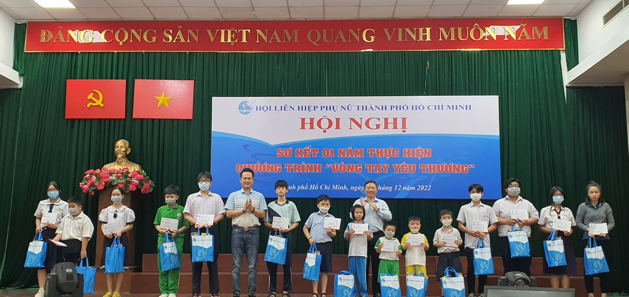 tp ho chi minh trao tang bang khen cho hoi doanh nhan tre viet nam hinh 2