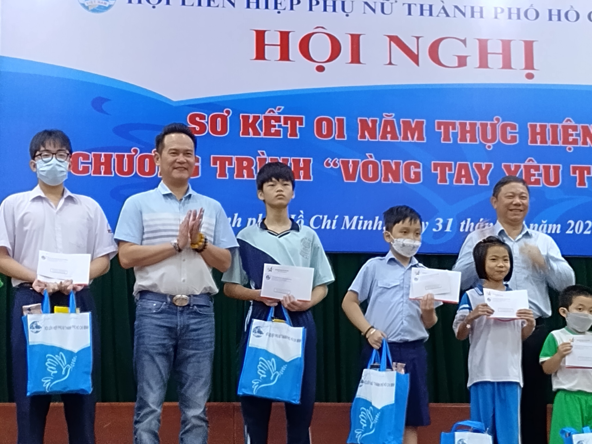 tp ho chi minh trao tang bang khen cho hoi doanh nhan tre viet nam hinh 3