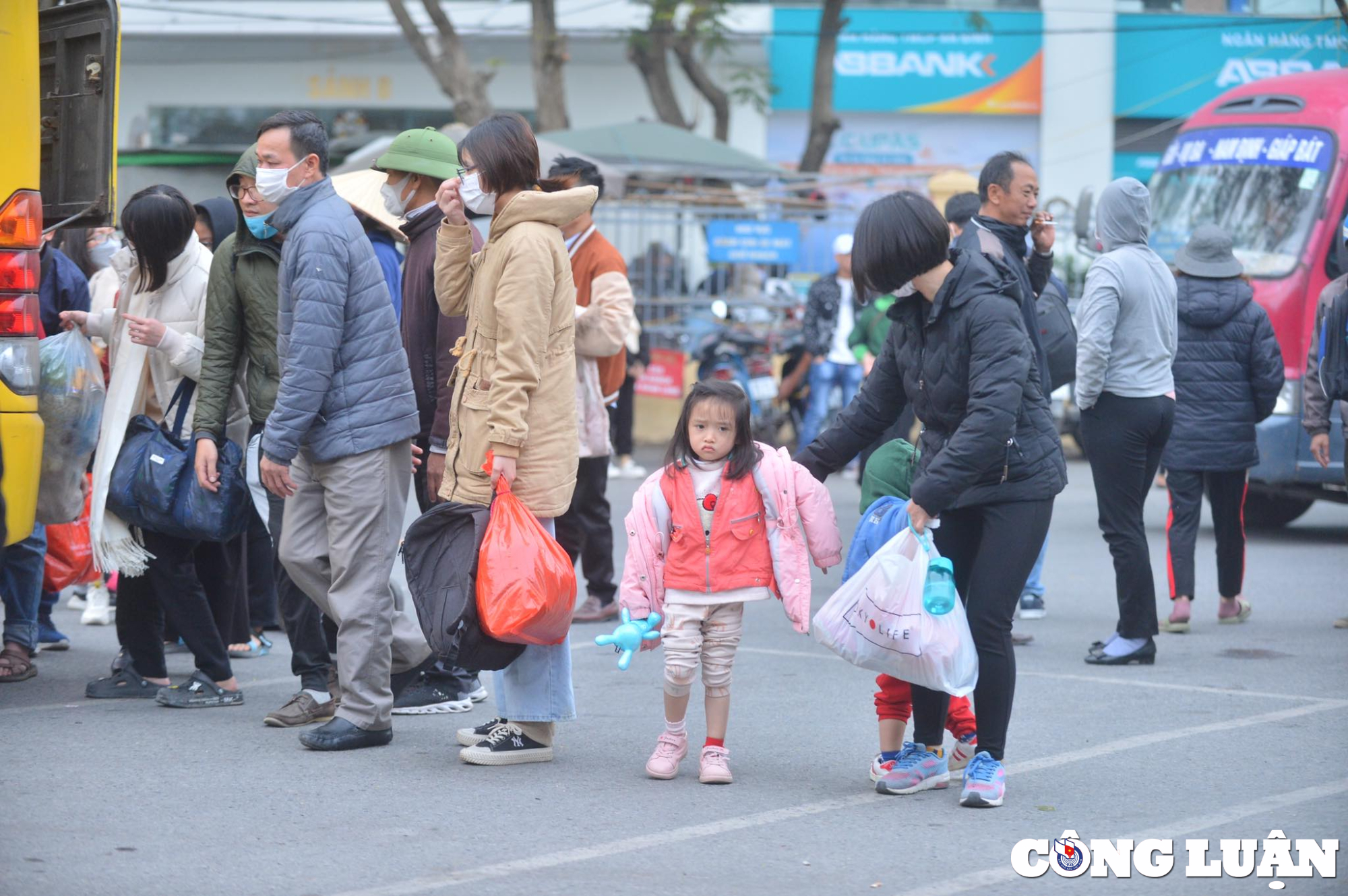 ha noi hon 76000 luot khach di chuyen qua cac ben xe dip nghi tet duong lich 2023 hinh 1