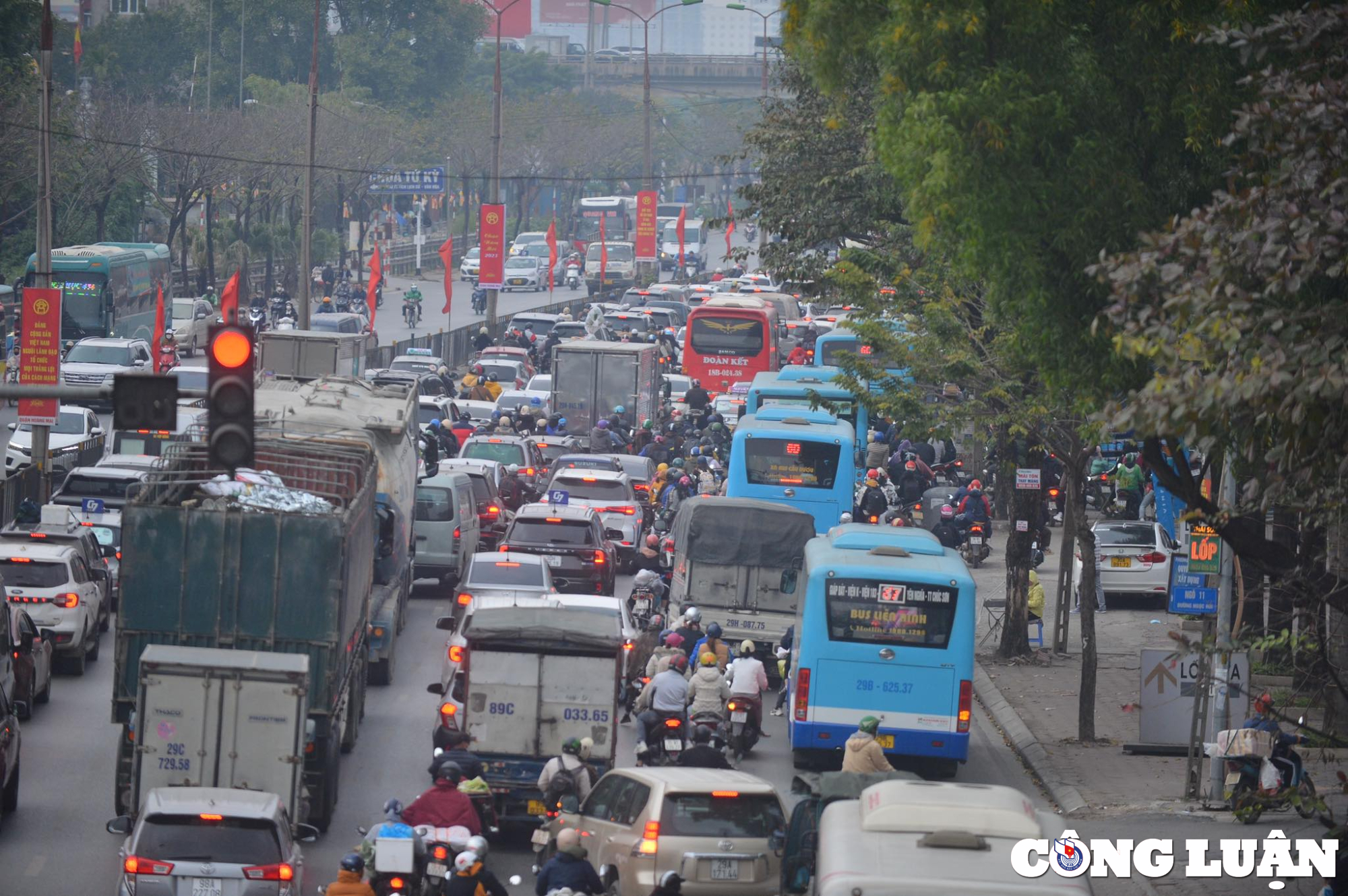 nguoi dan hoi ha tro lai thu do sau ky nghi tet duong lich 2023 hinh 8