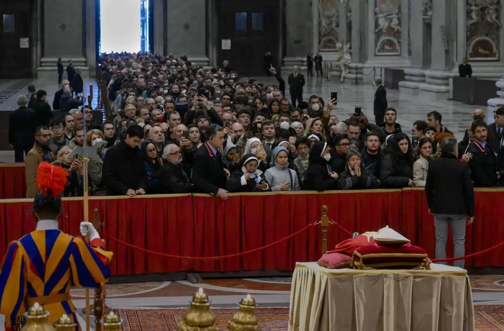 hang chuc nghin nguoi xep hang vieng cuu giao hoang benedict xvi hinh 3