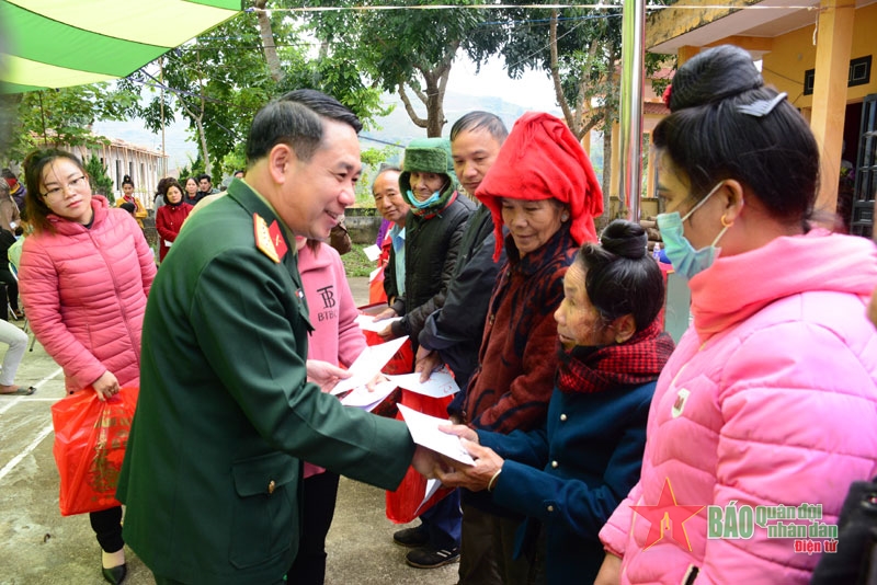 bao quan doi nhan dan trao 500 suat qua tet tang ho ngheo tinh dien bien hinh 1