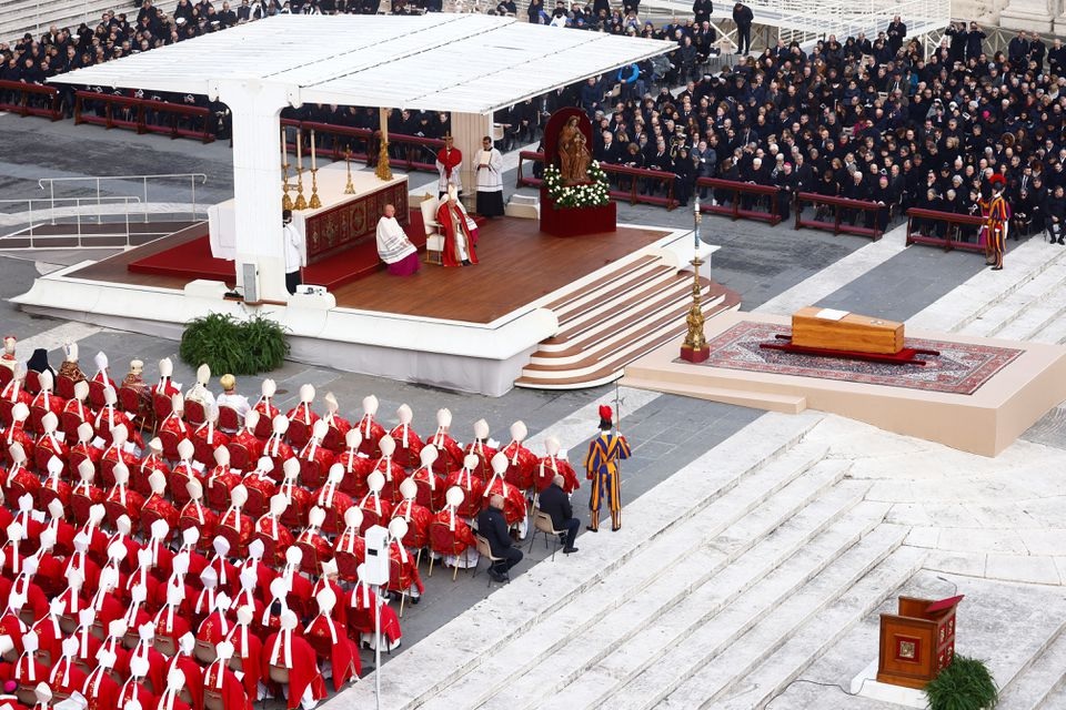 Những điều lạ trong Thánh Lễ an táng Đức Benedicto XVI