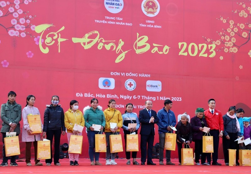 nguoi ngheo hoa binh vui tet dong bao 2023 hinh 1