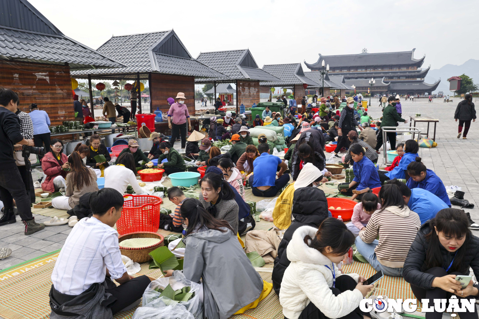 gan 3000 nguoi goi 10000 banh chung xanh tang nguoi ngheo hinh 1