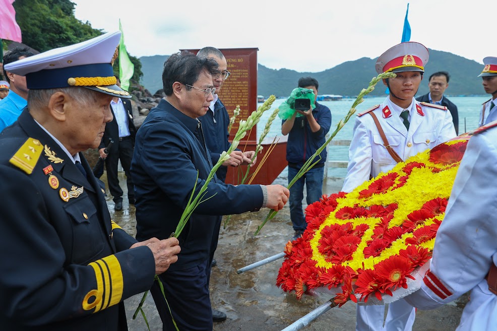 thu tuong pham minh chinh tuong niem cac anh hung liet si tai ben tau khong so vung ro hinh 4