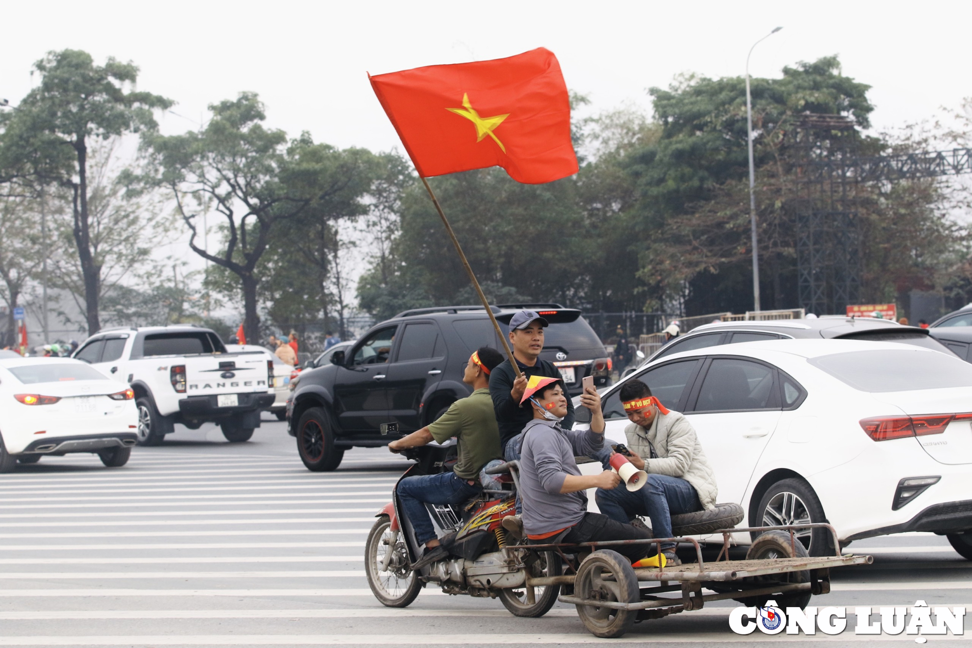 co dong vien ngap tran sac do tiep lua cho doi tuyen viet nam hinh 16