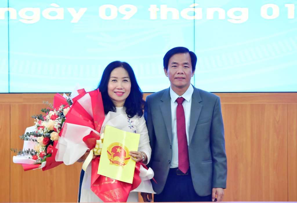 nha bao nguyen thi phuong nam duoc bo nhiem giam doc dai ptth tinh thua thien hue hinh 1