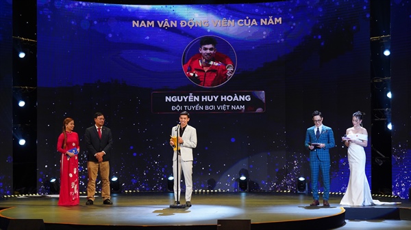 vdv nguyen huy hoang doat cup giai thuong tai gala cup chien thang hinh 1