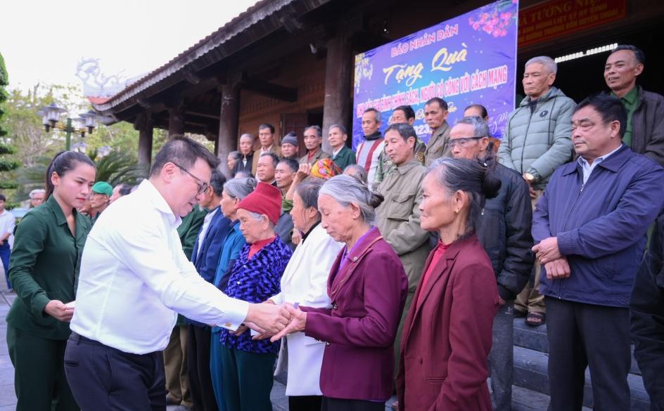 bao nhan dan tang qua cho cac doi tuong chinh sach o nghe an hinh 1