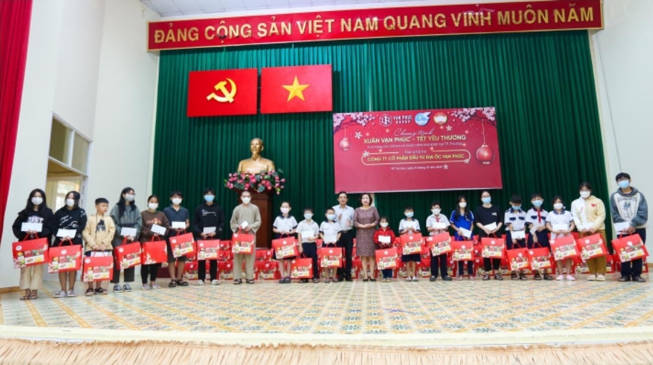 van phuc group tang qua tet cho 300 tre em co hoan canh kho khan mo coi tai tp thu duc hinh 4