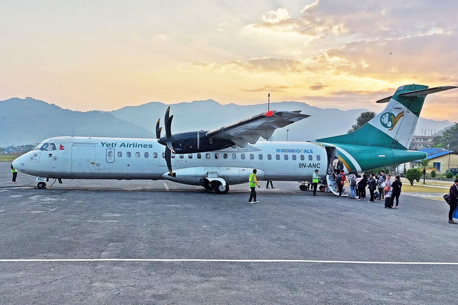 vu roi may bay o nepal lam day them lich su chet choc cua atr 72 hinh 1