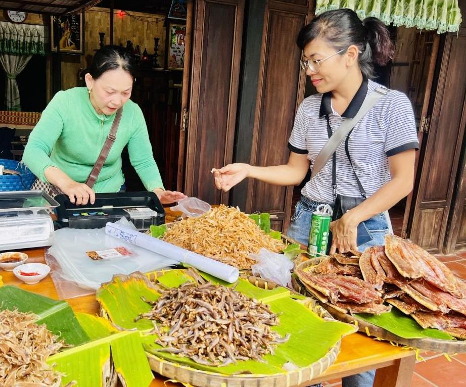 den con son trai nghiem tet voi net van hoa bua com ra thuc don bay hinh 2