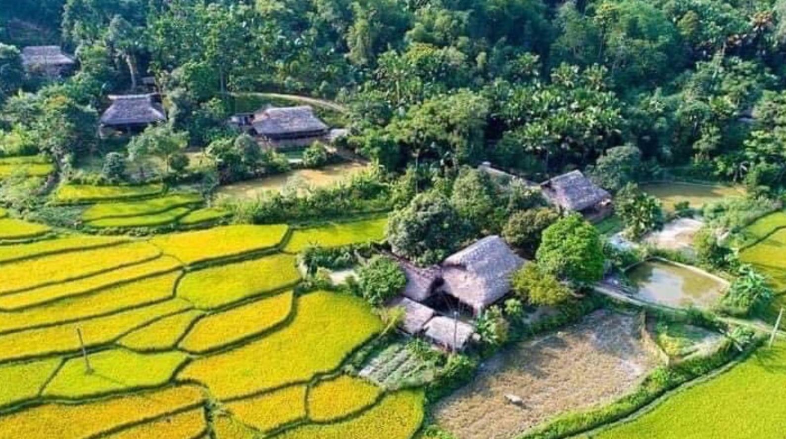 lang co cua dong bao tay o lao cai la diem du lich hap dan hinh 1