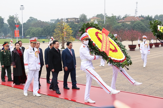 lanh dao dang nha nuoc vao lang vieng chu tich ho chi minh tuong niem cac anh hung liet si hinh 2