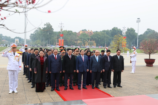 lanh dao dang nha nuoc vao lang vieng chu tich ho chi minh tuong niem cac anh hung liet si hinh 1