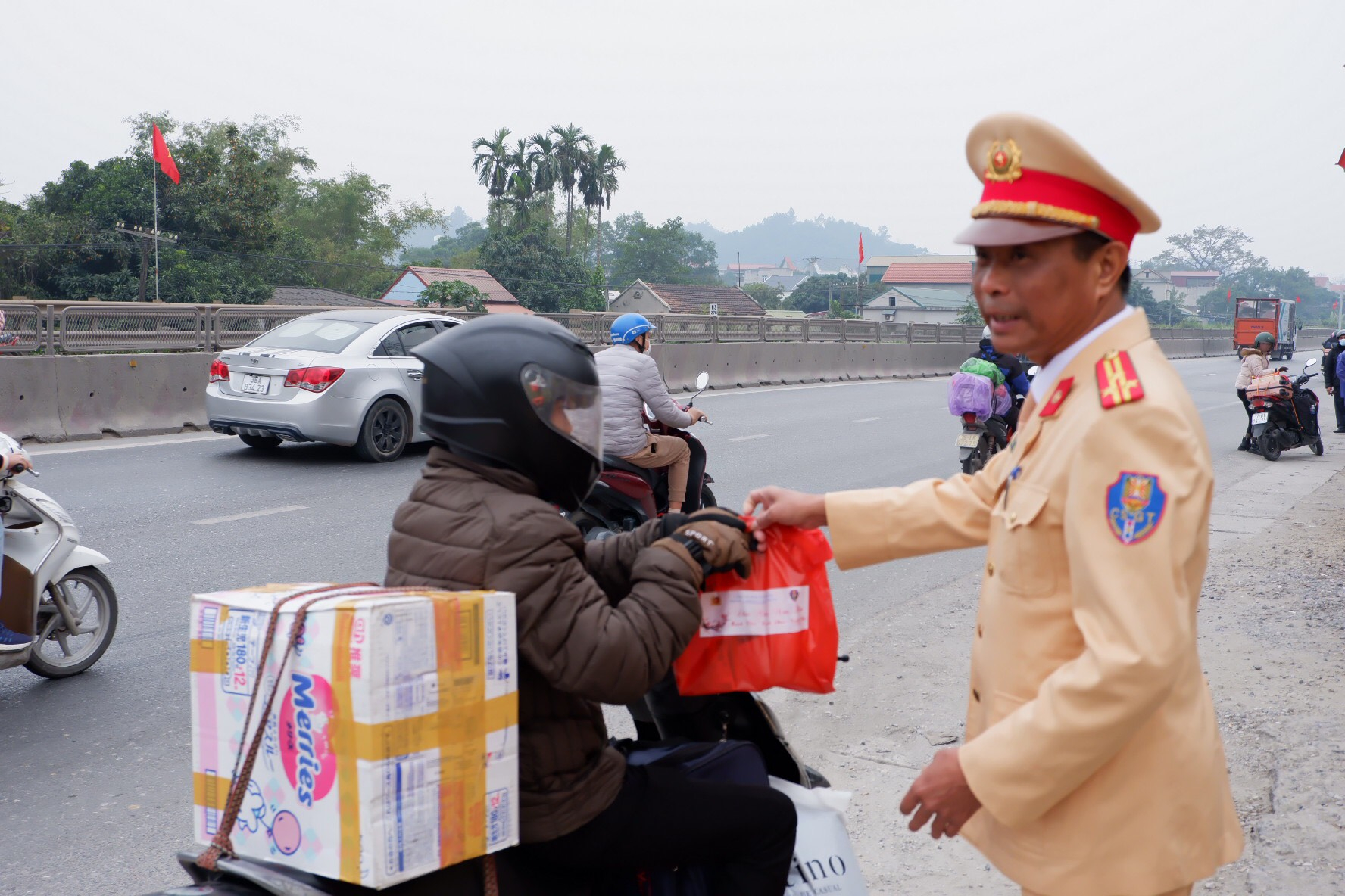 phong csgt cong an tinh ninh binh ho tro nguoi dan ve que don tet hinh 2