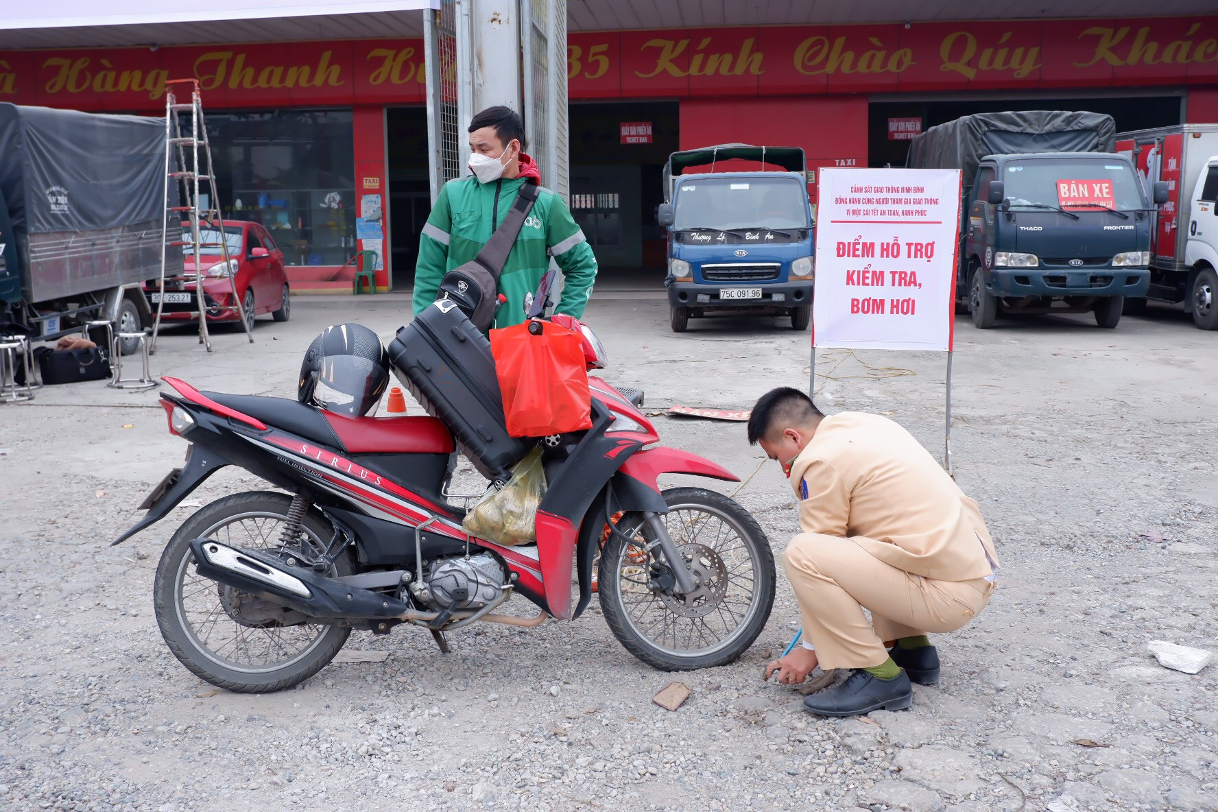 phong csgt cong an tinh ninh binh ho tro nguoi dan ve que don tet hinh 3