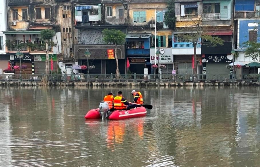 hai phong doi nam nu de lai o to nhay song tu tu sang mong 2 tet hinh 1