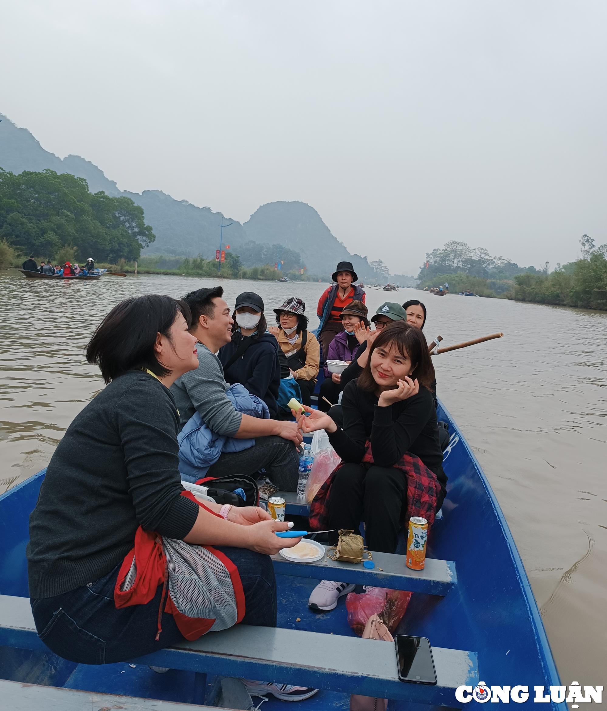 hang nghin nguoi du xuan le hoi chua huong trong ngay dau mo hoi hinh 12