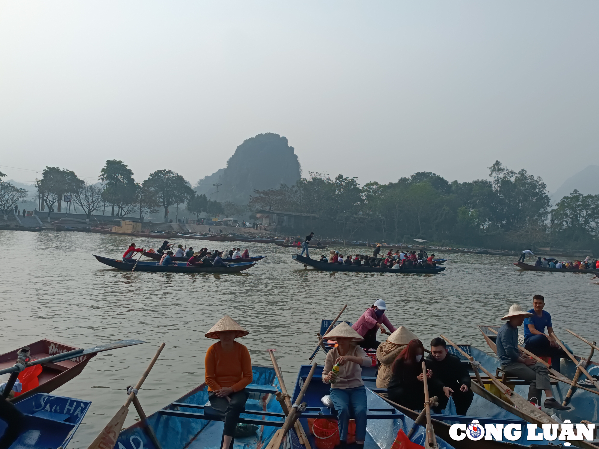 hang nghin nguoi du xuan le hoi chua huong trong ngay dau mo hoi hinh 4