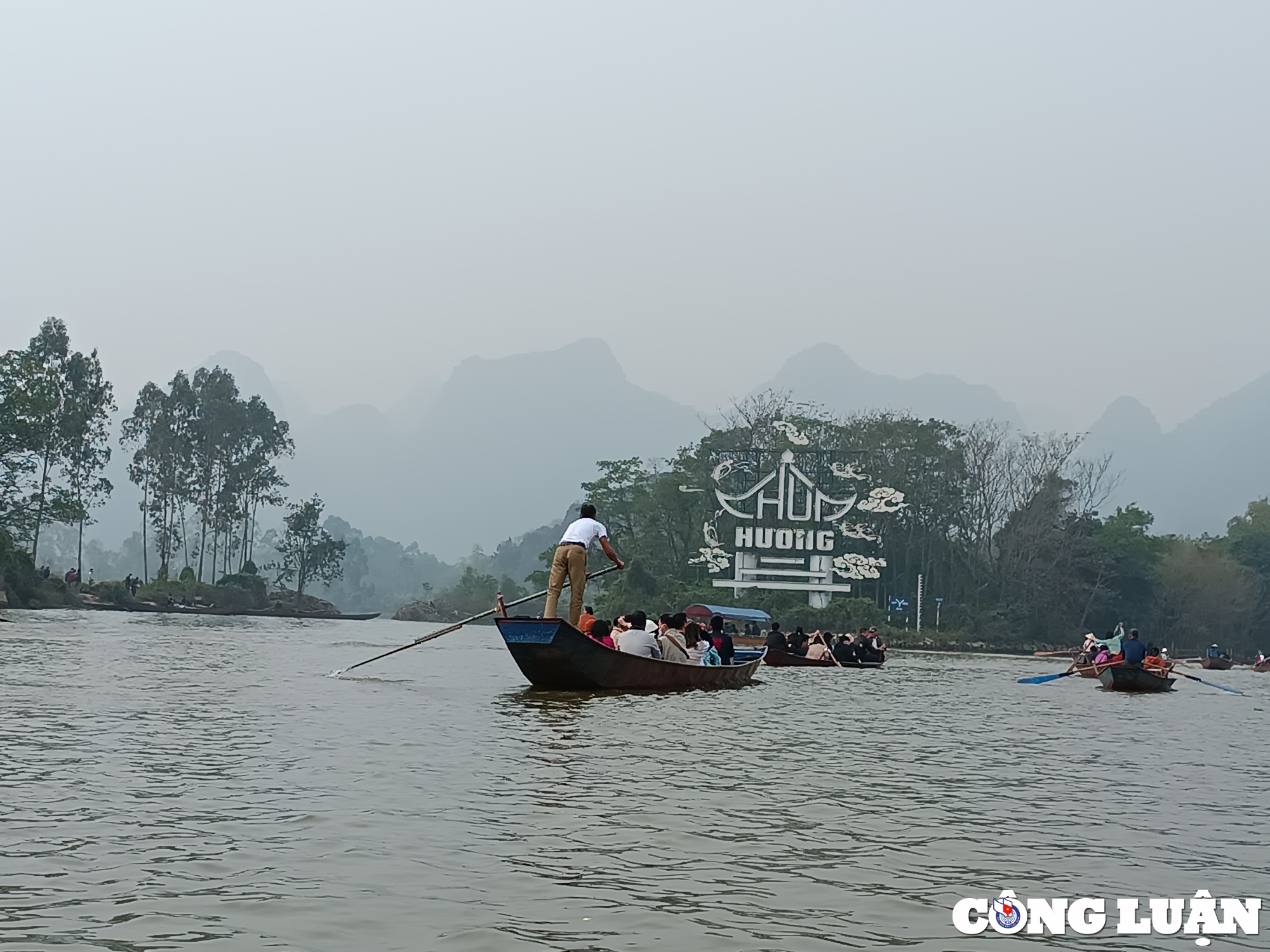 hang nghin nguoi du xuan le hoi chua huong trong ngay dau mo hoi hinh 10