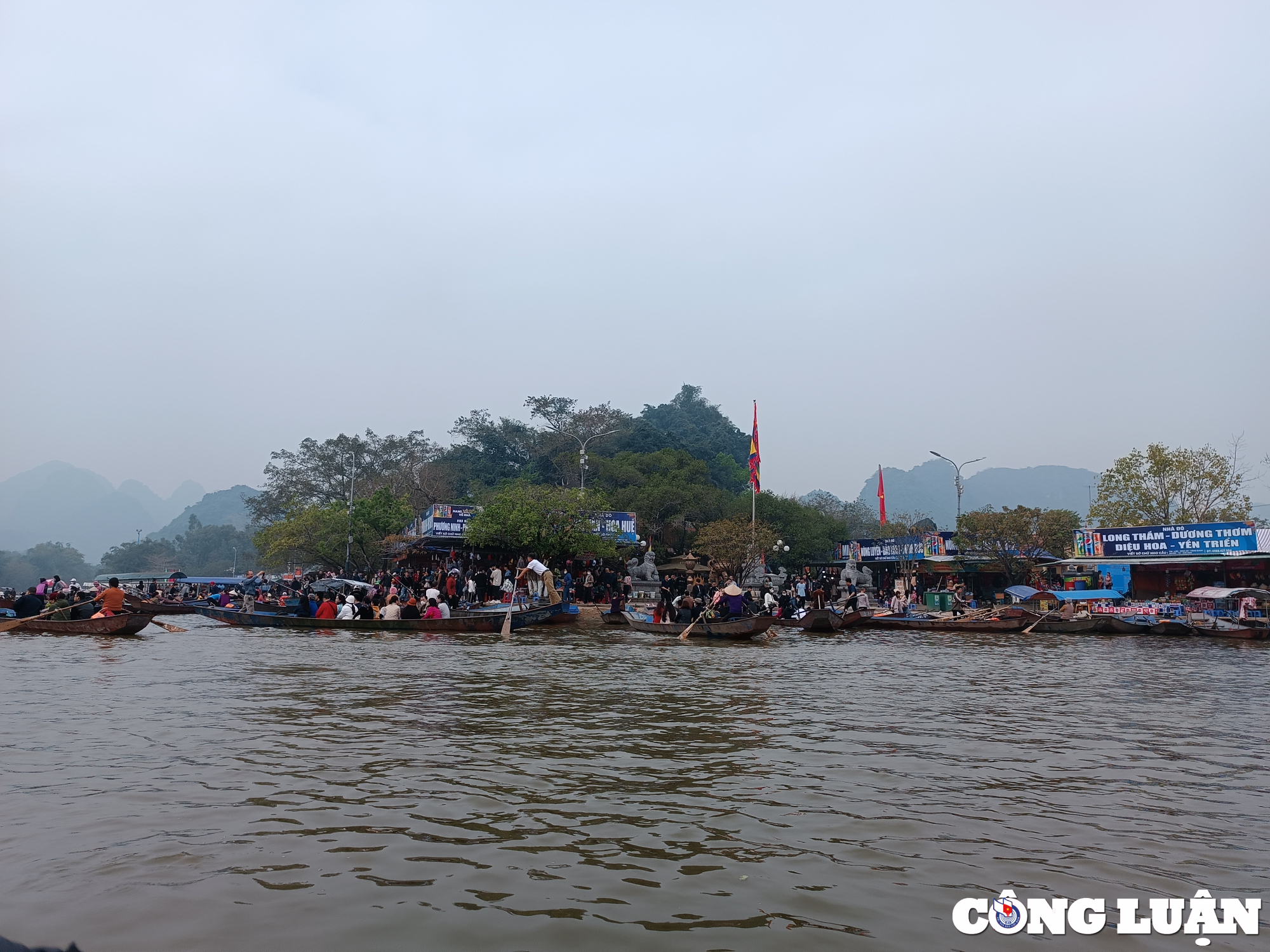 hang nghin nguoi du xuan le hoi chua huong trong ngay dau mo hoi hinh 7