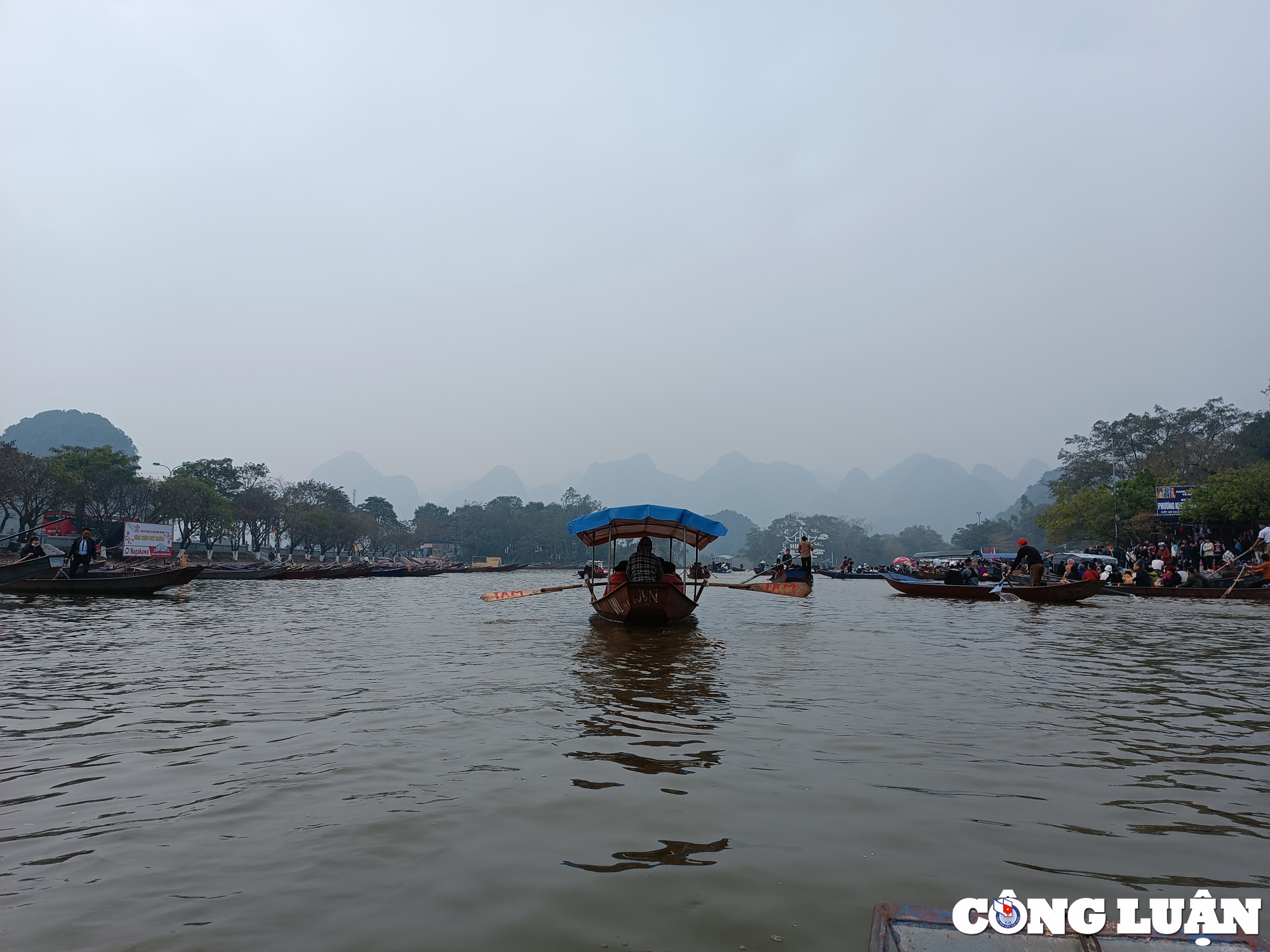 hang nghin nguoi du xuan le hoi chua huong trong ngay dau mo hoi hinh 5