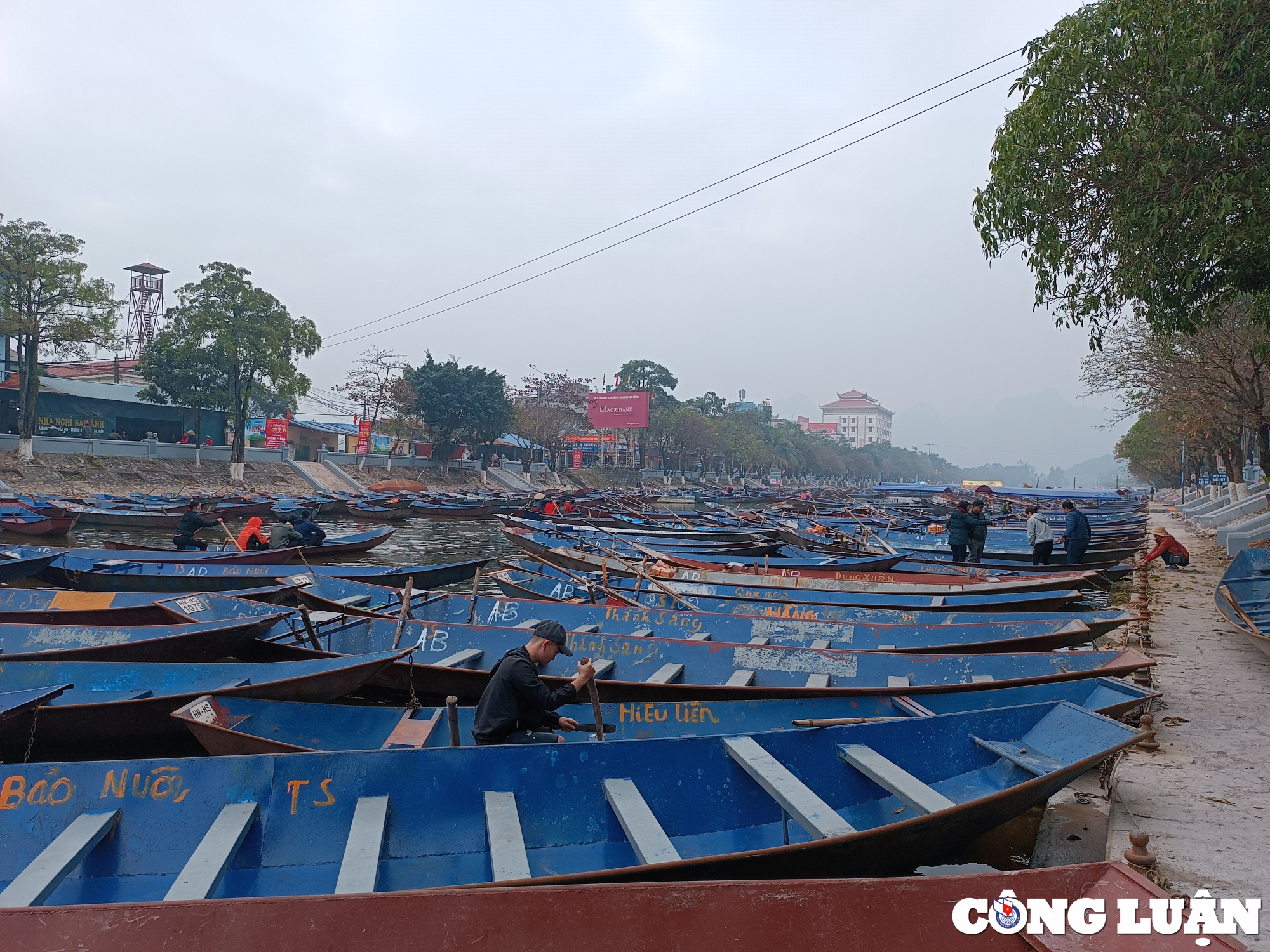 hang nghin nguoi du xuan le hoi chua huong trong ngay dau mo hoi hinh 3