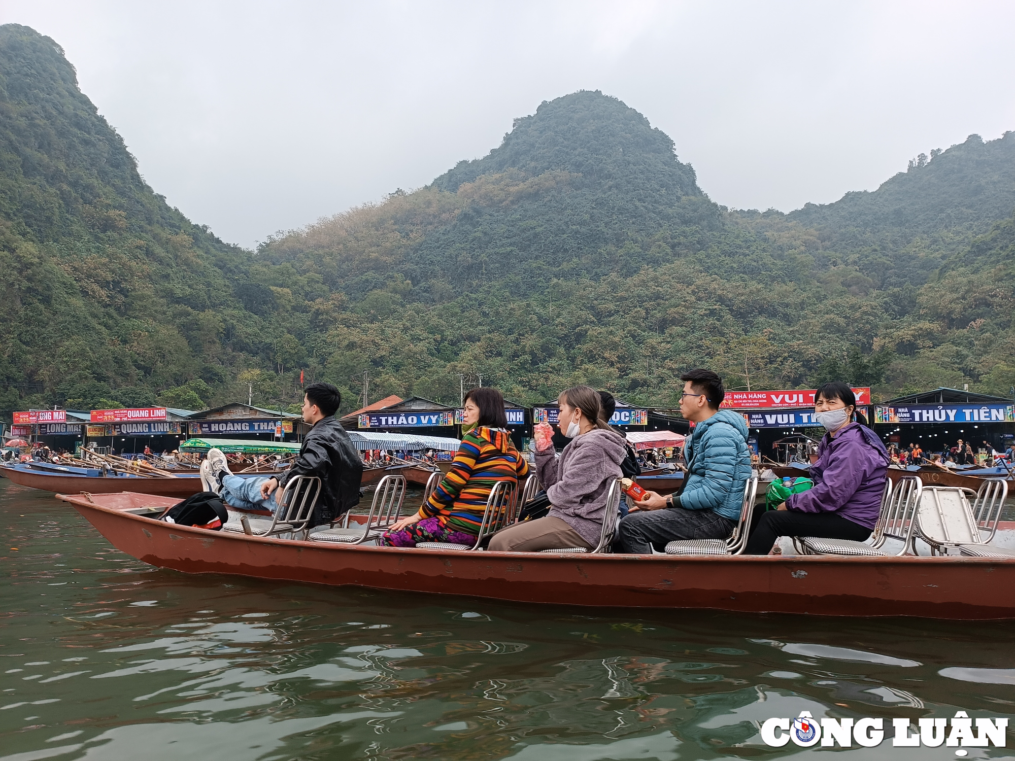 hang nghin nguoi du xuan le hoi chua huong trong ngay dau mo hoi hinh 16