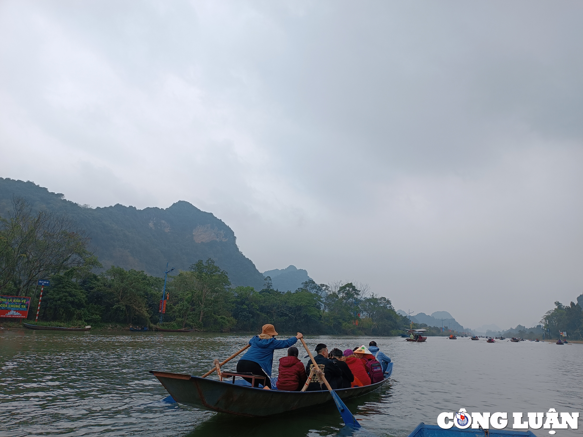 hang nghin nguoi du xuan le hoi chua huong trong ngay dau mo hoi hinh 14