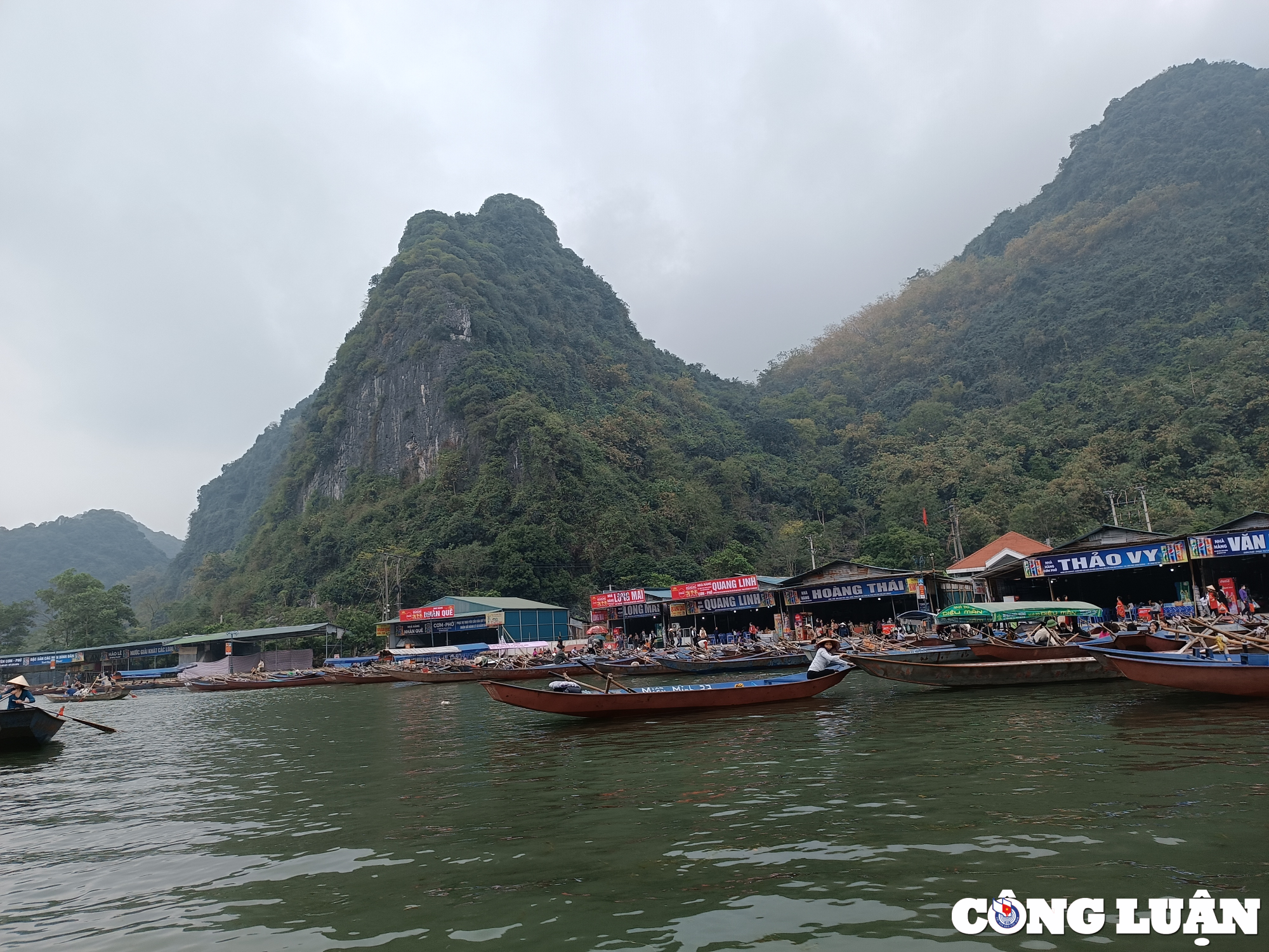 hang nghin nguoi du xuan le hoi chua huong trong ngay dau mo hoi hinh 15