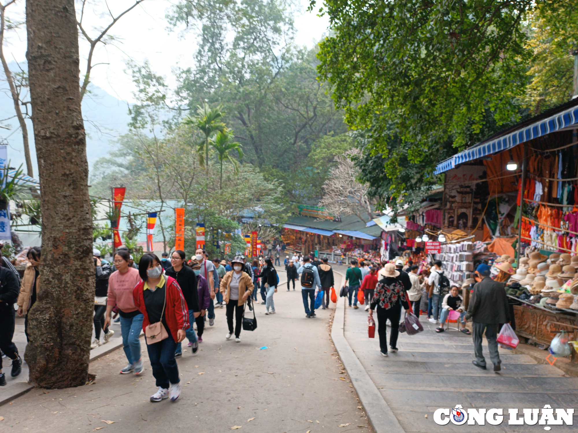 hang nghin nguoi du xuan le hoi chua huong trong ngay dau mo hoi hinh 20