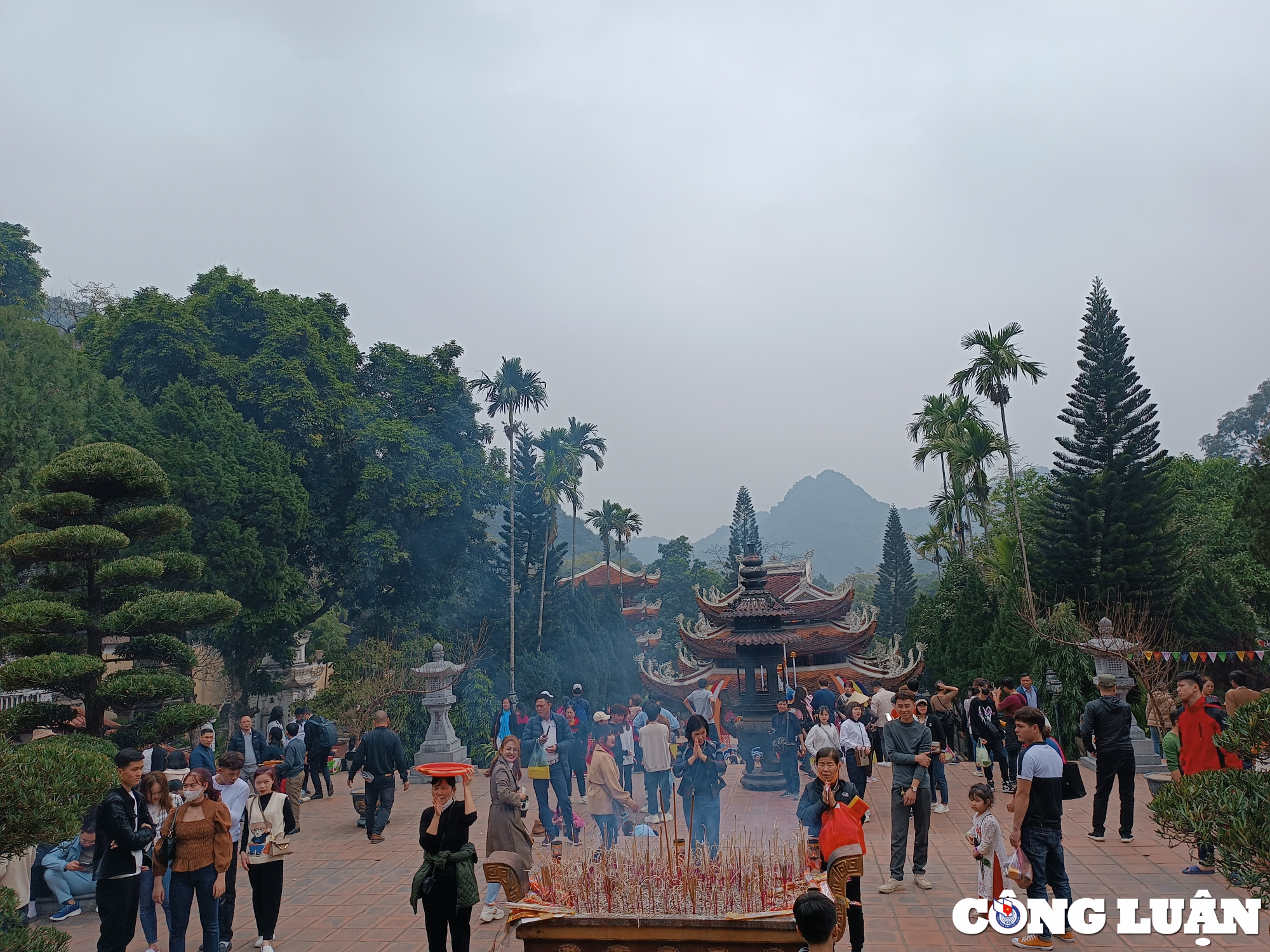 hang nghin nguoi du xuan le hoi chua huong trong ngay dau mo hoi hinh 24