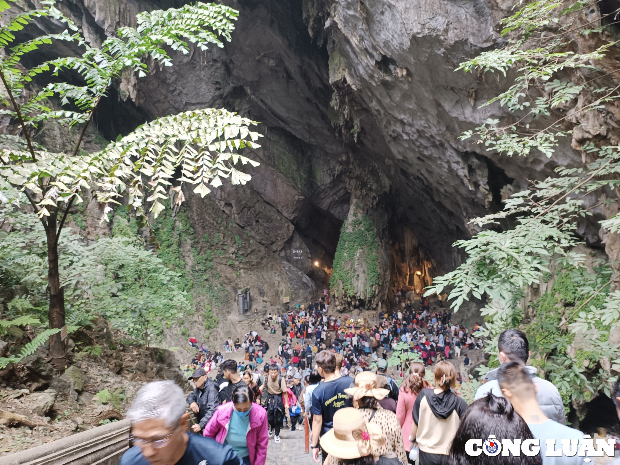 hang nghin nguoi du xuan le hoi chua huong trong ngay dau mo hoi hinh 26