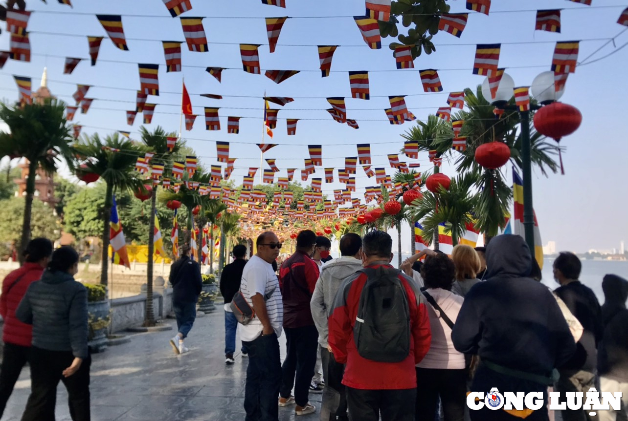 nguoi dan ha noi nao nuc di le chua dau nam hinh 3