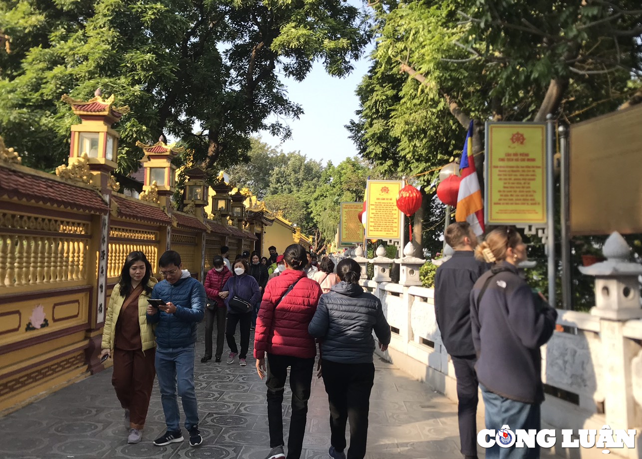 nguoi dan ha noi nao nuc di le chua dau nam hinh 4