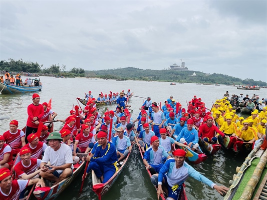 tung bung le hoi dua thuyen tren song tra khuc hinh 2