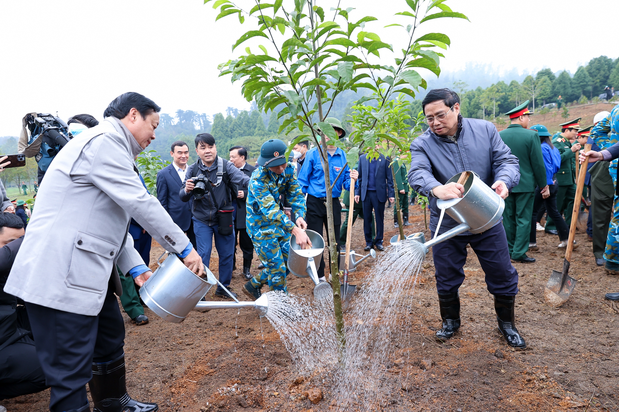 thu tuong pham minh chinh phat dong tet trong cay doi doi nho on bac ho xuan quy mao 2023 hinh 4