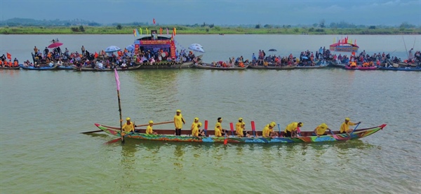 tung bung le hoi dua thuyen tren song tra khuc hinh 1