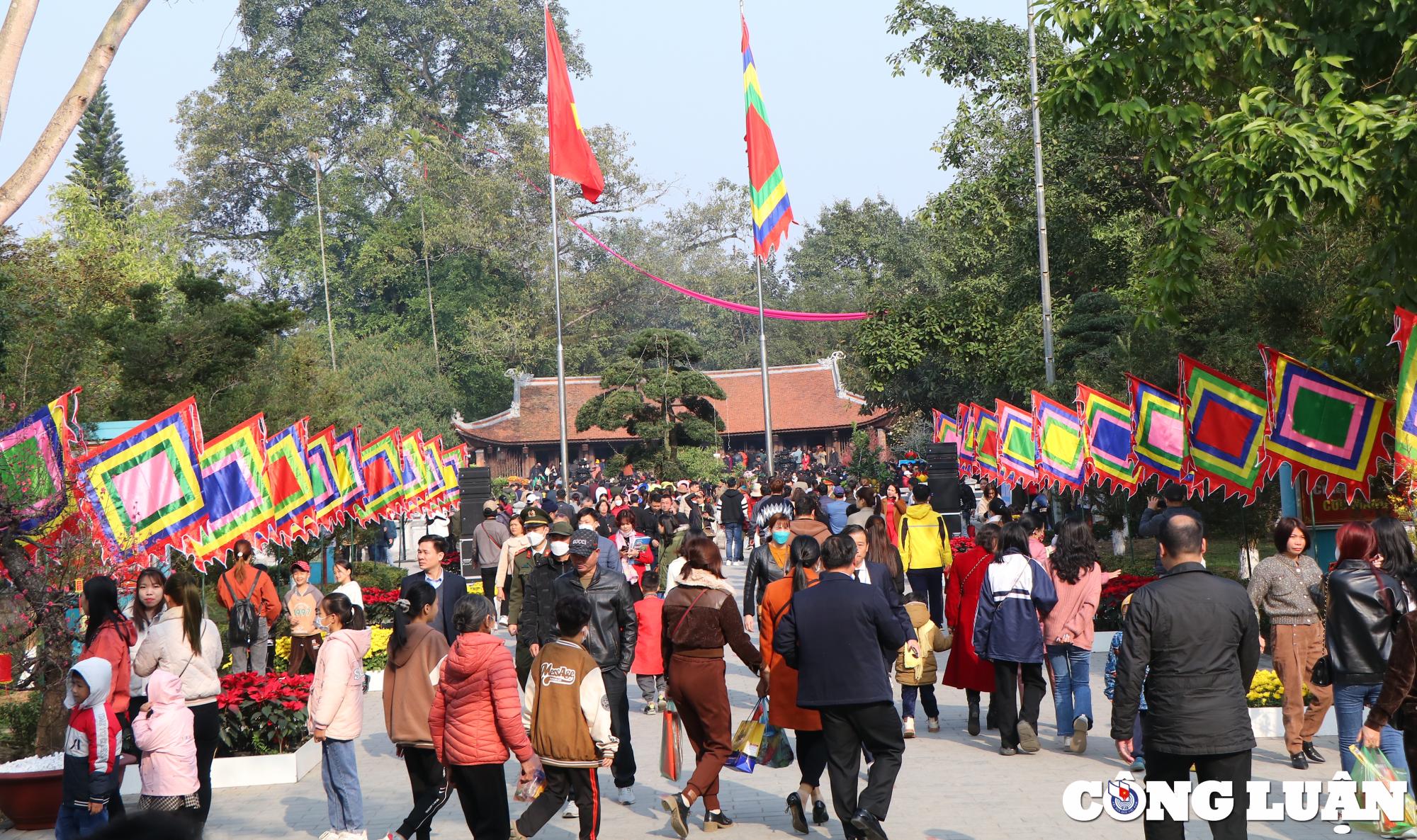 phu tho hang nghin nguoi tham du le tri an cong duc to mau au co hinh 1