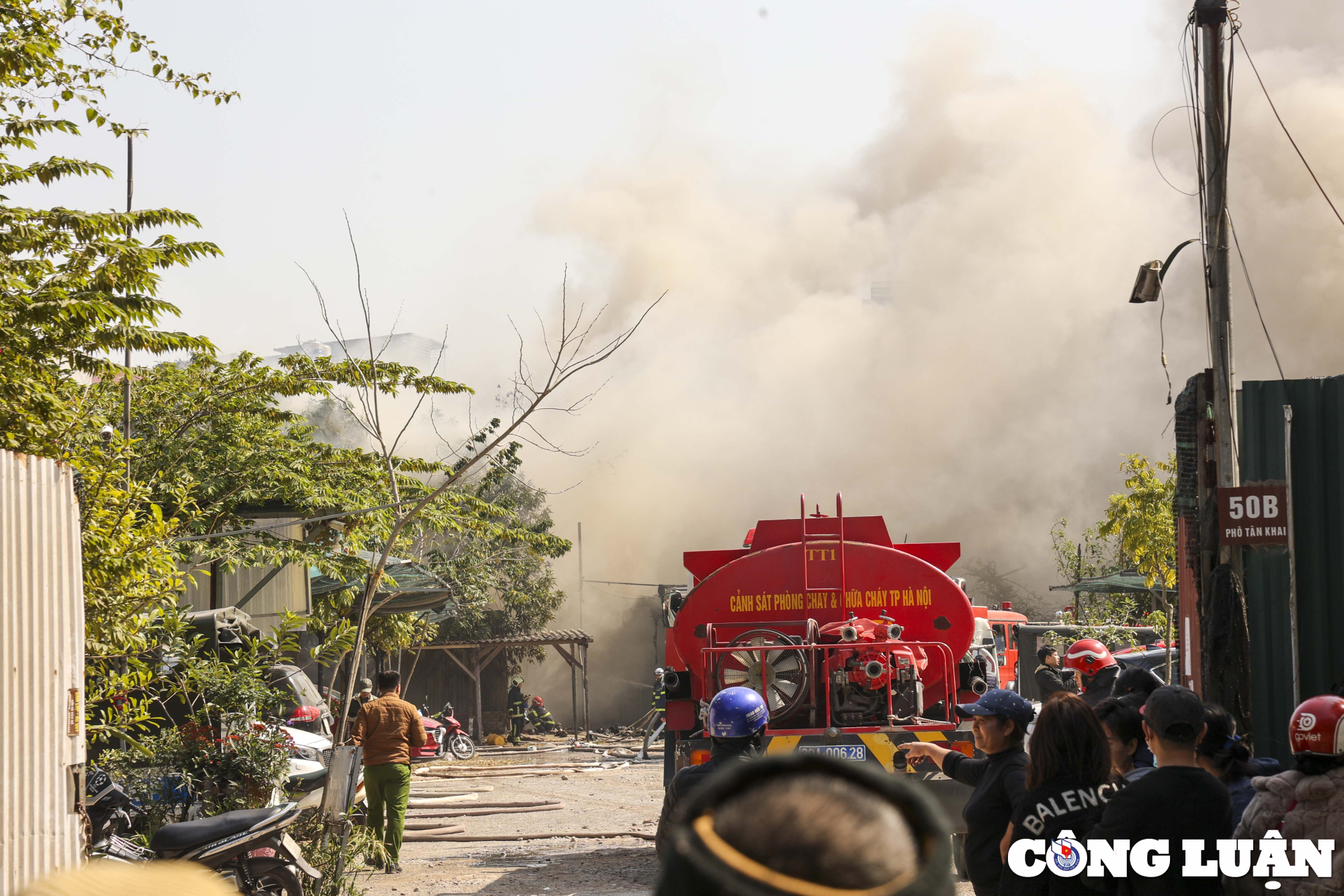 ha noi chay xuong gia cong bia giay kho quan ao cu o phuong vinh hung hinh 2