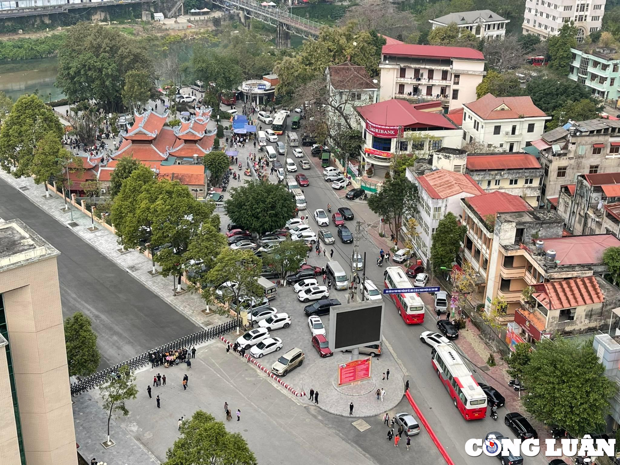 hon 7000 nguoi xuat nhap canh qua cua khau quoc te lao cai dip tet hinh 1