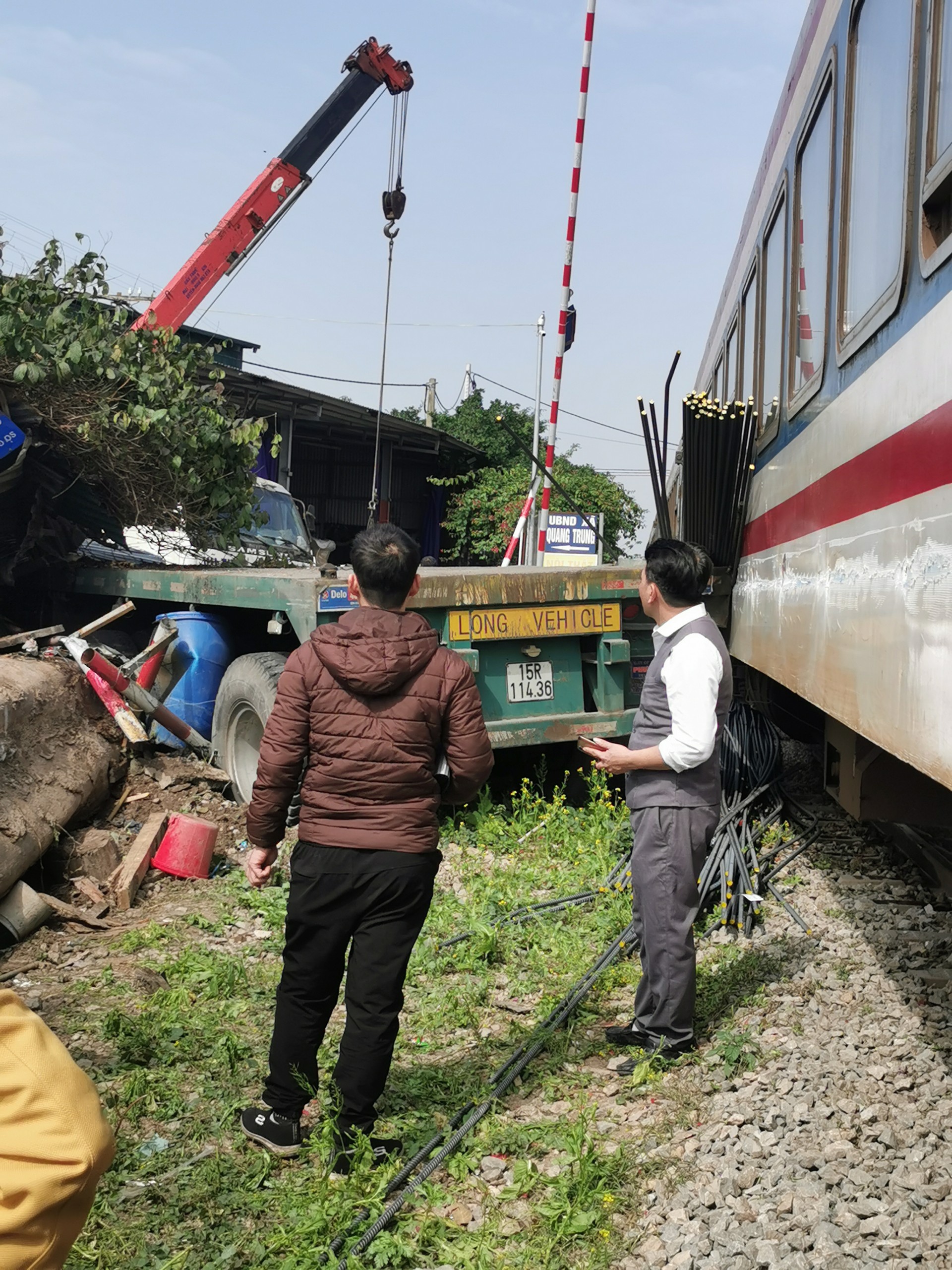 ha noi tau hoa va cham xe dau keo cho sat hinh 1