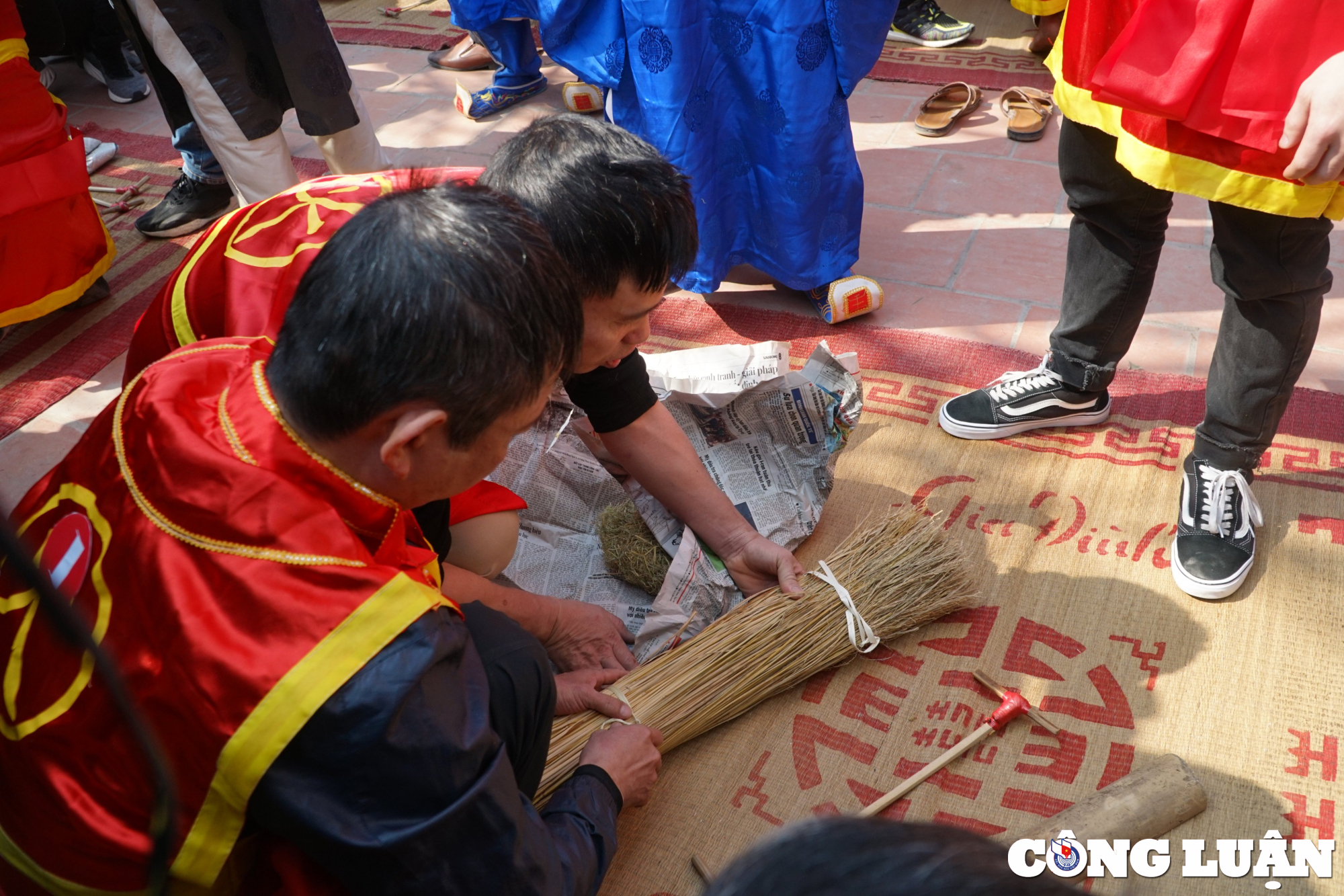 doc dao voi hoi thi nau com o lang thi cam ha noi hinh 2