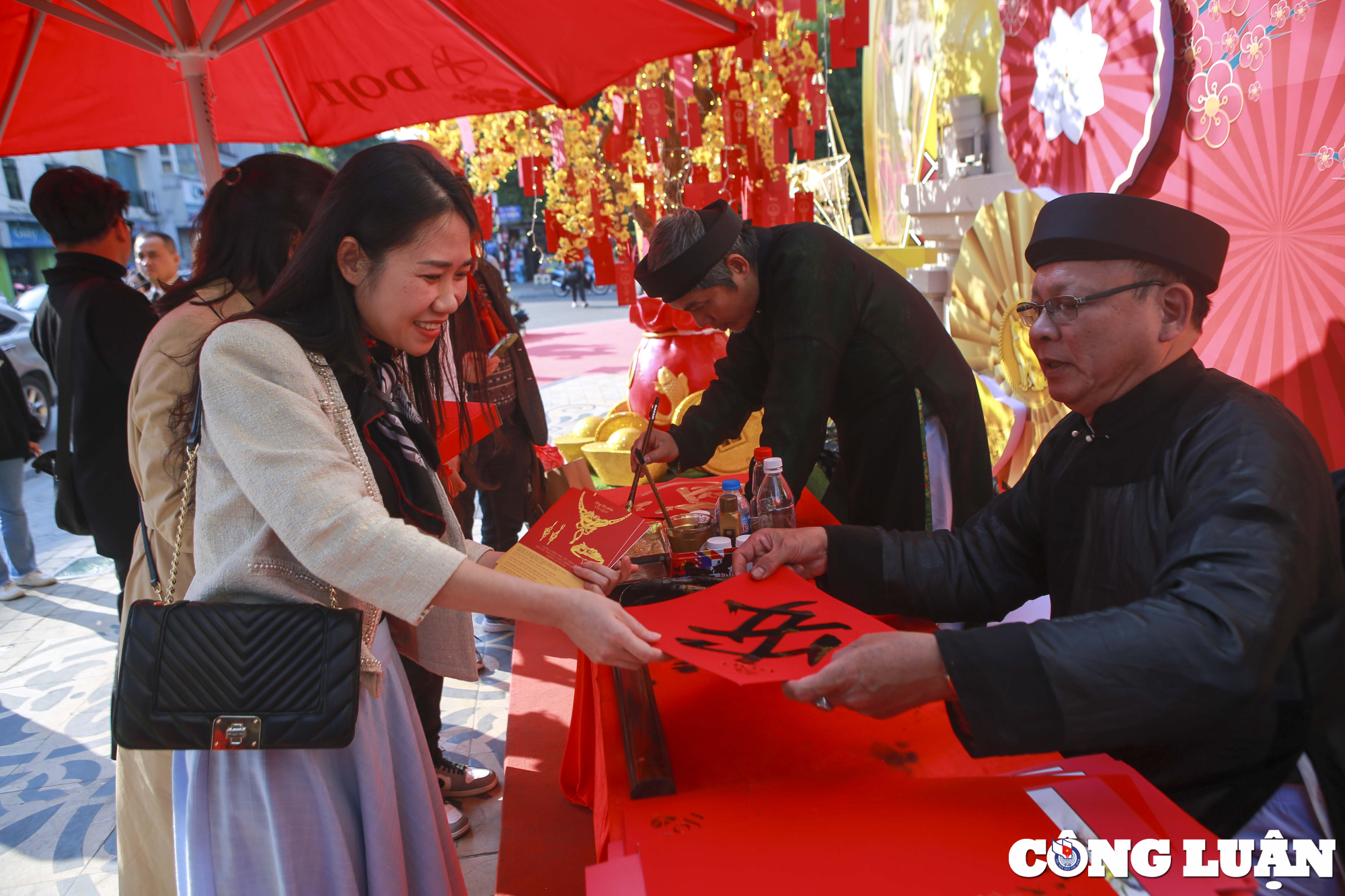 ha noi vang hinh meo dang thu hut nguoi dan ngay via than tai hinh 12