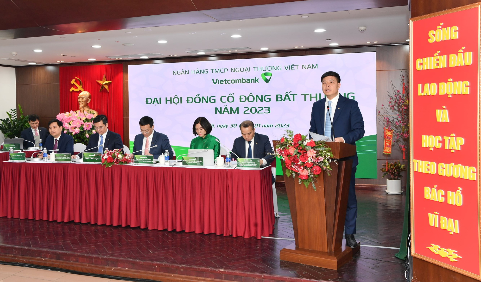 dhdcd bat thuong nam 2023 cua vietcombank da bau bo sung 1 thanh vien hdqt va thong qua ke hoach tang von hinh 2