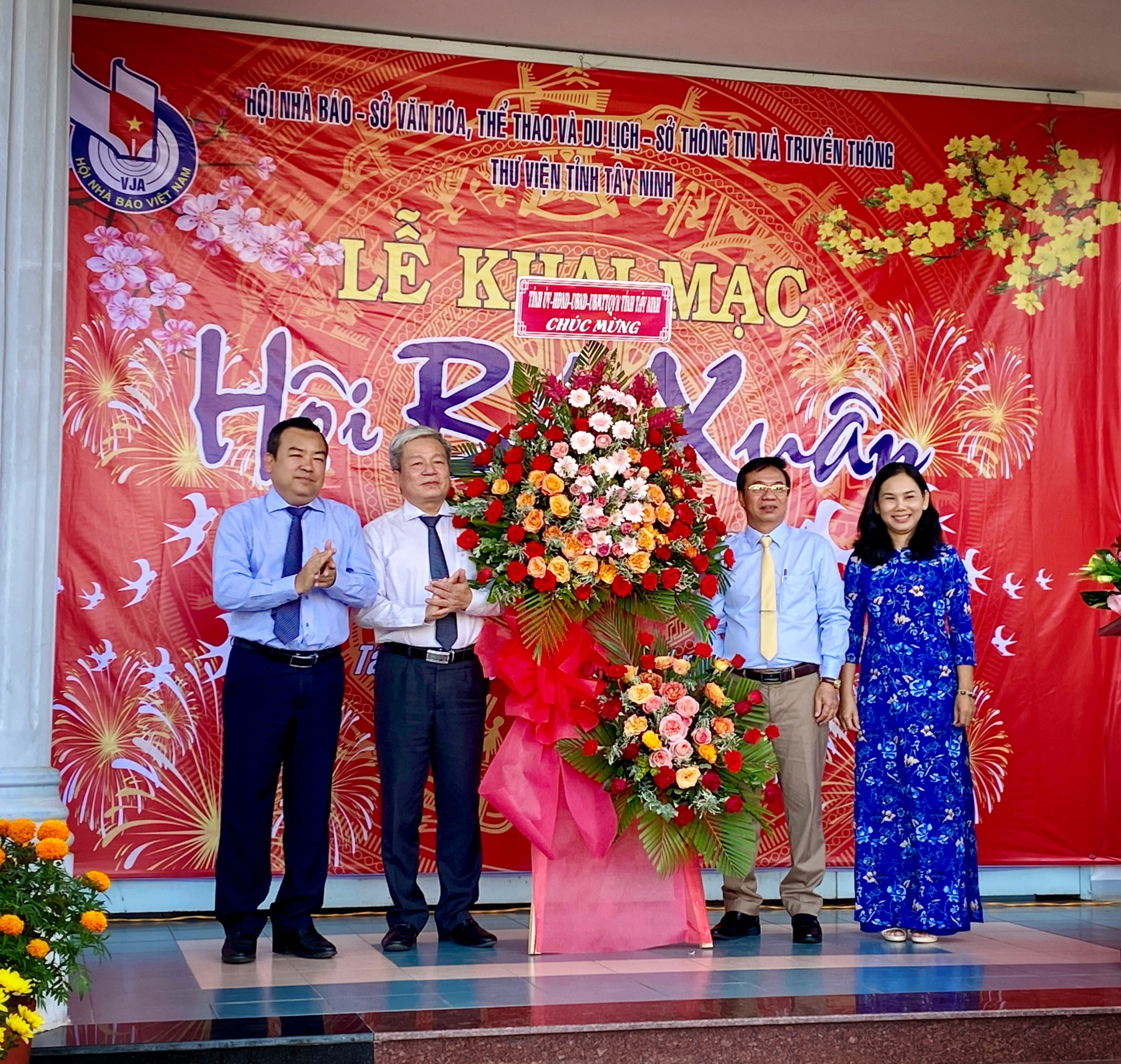 hoi nha bao tay ninh khai mac hoi bao xuan 2023 hinh 1