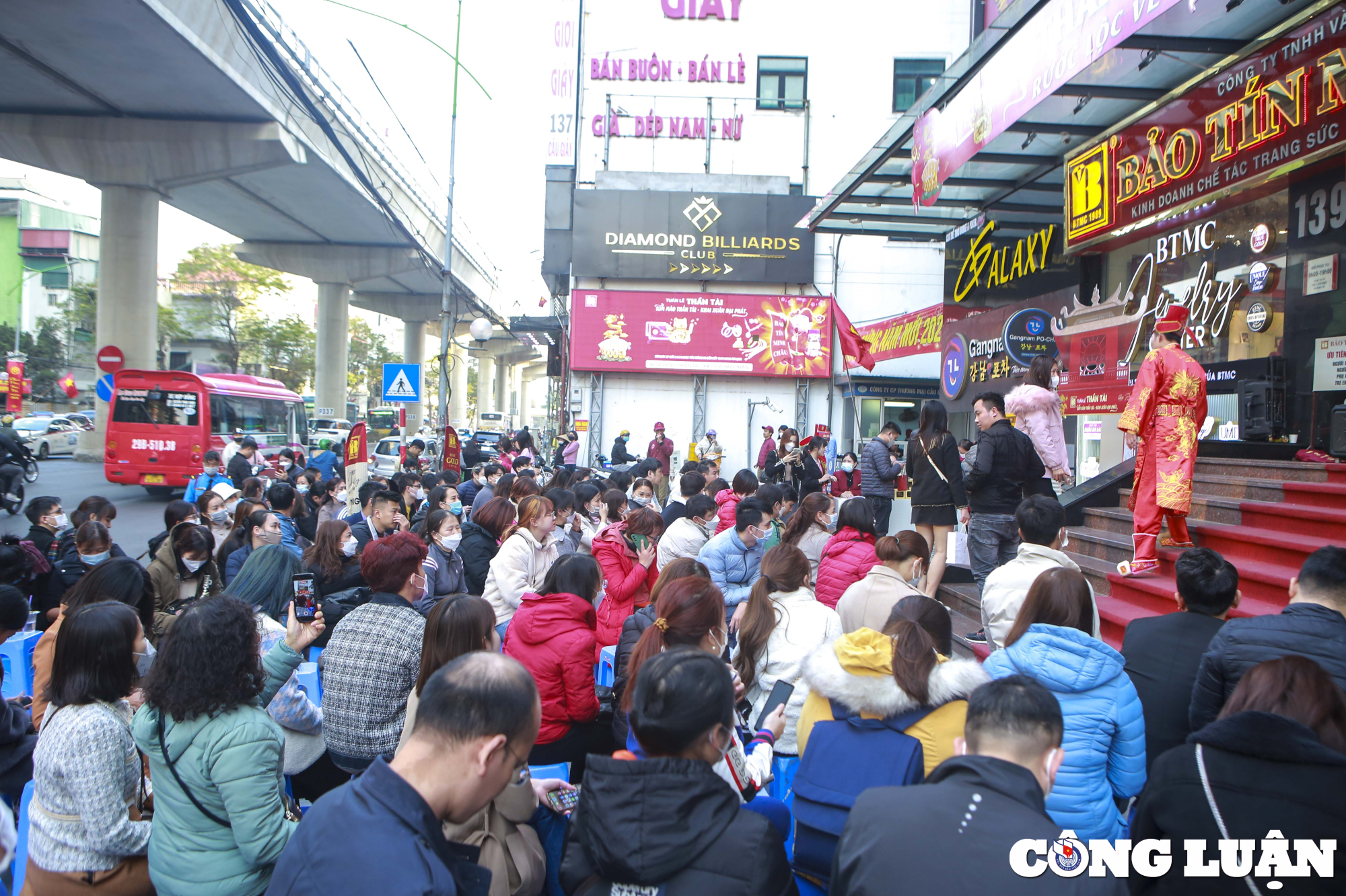 ngay via than tai den chieu van co hang tram nguoi xep hang cho mua vang hinh 1